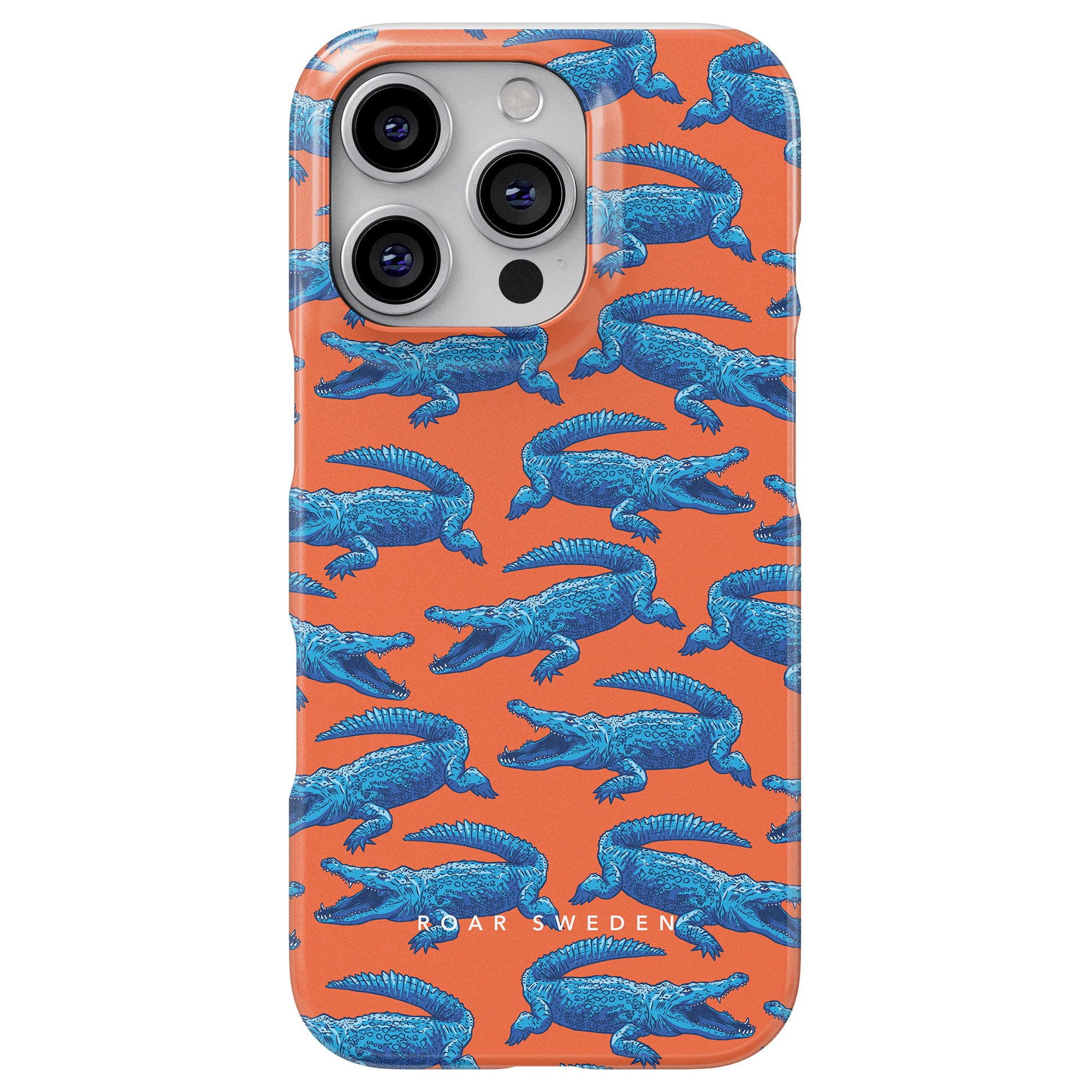 Vi presenterar Groovy Croc - Slim fodral: ett livfullt orange telefonfodral med ett återkommande mönster av blå krokodiler och den framträdande texten "ROAR SWEDEN" längst ner. Som en del av vår Exotic Animal Collection är den idealisk för alla som tycker om att lägga till en lekfull touch till klassisk stil.