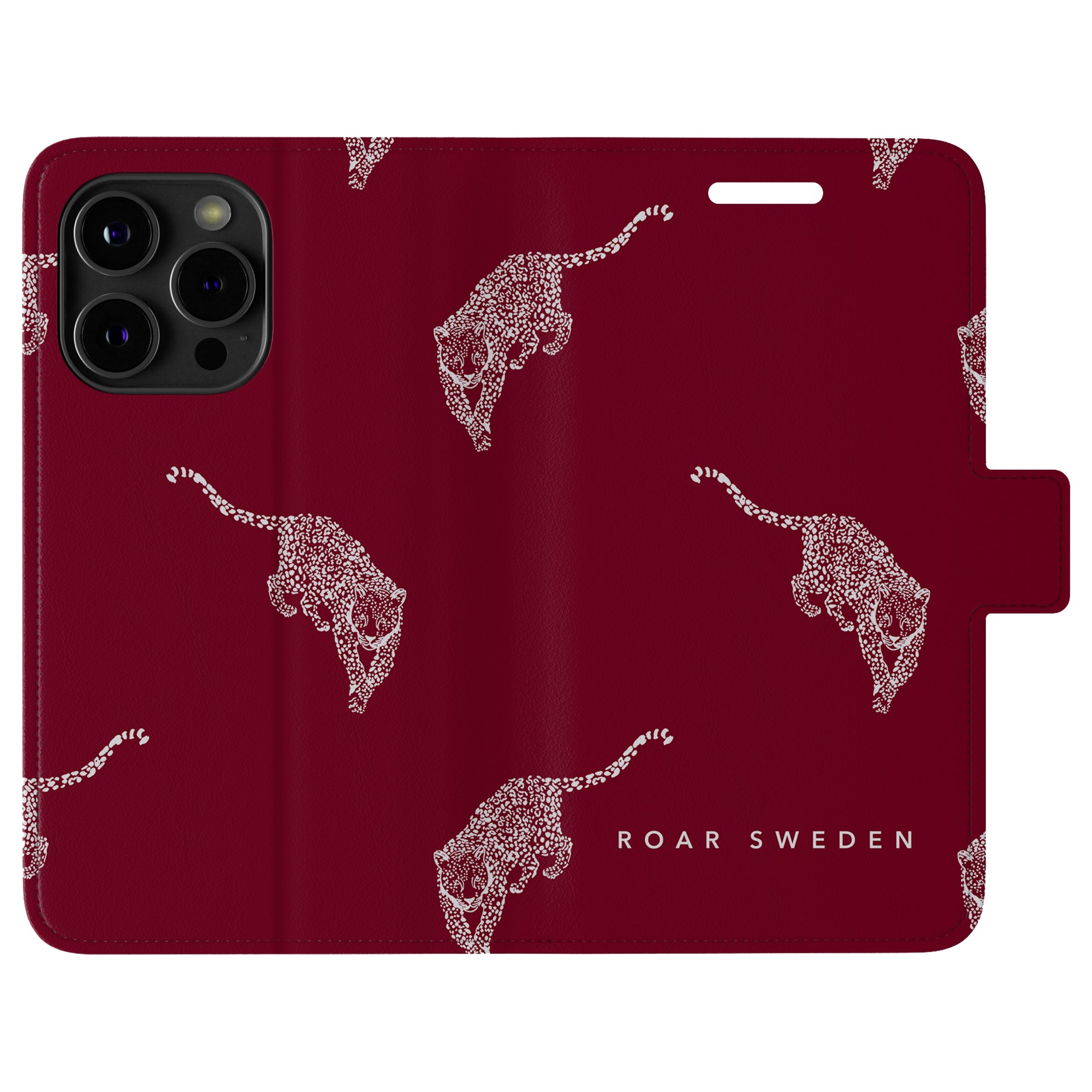 Kitty Burgundy - Wallet-fodralet har flera vita leopardillustrationer och visar "ROAR SWEDEN" i det nedre högra hörnet, vilket gör det idealiskt för alla som uppskattar en antydan av vild charm med sina Kitty-serietillbehör.