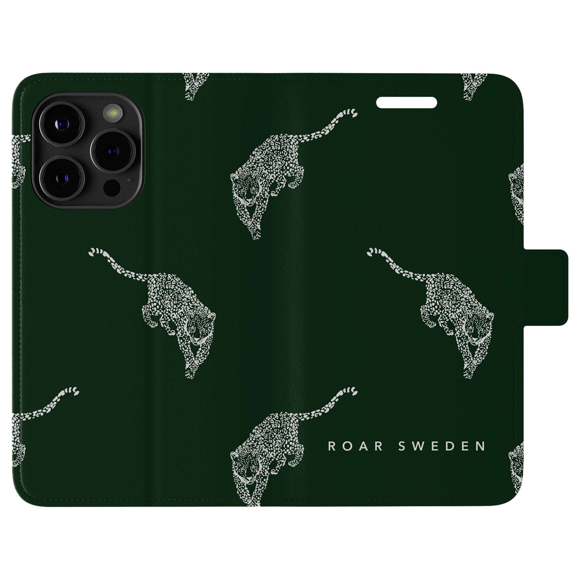 Vi presenterar Kitty Emerald - Wallet Case, ett grönt telefontillbehör med ett mönster av vita leoparder och logotypen "ROAR SWEDEN", designad för den stilfulla användaren som värdesätter en antydan av elegans.