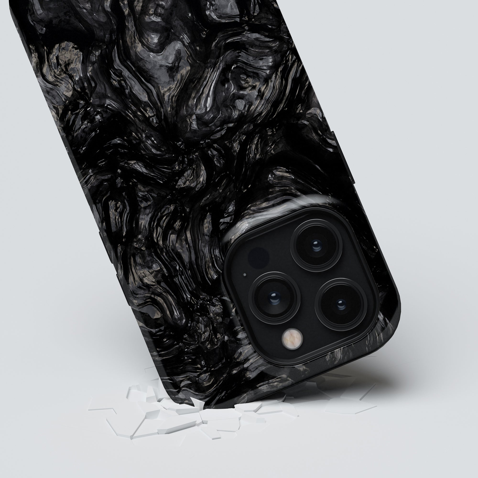 Upplev styrkan med Roar Swedens Lava Stone - Tough Case. Detta iPhone 11 Pro-fodral i svart marmor visar torkade lavans robusthet, som kombinerar stil och hållbarhet i en elegant design.