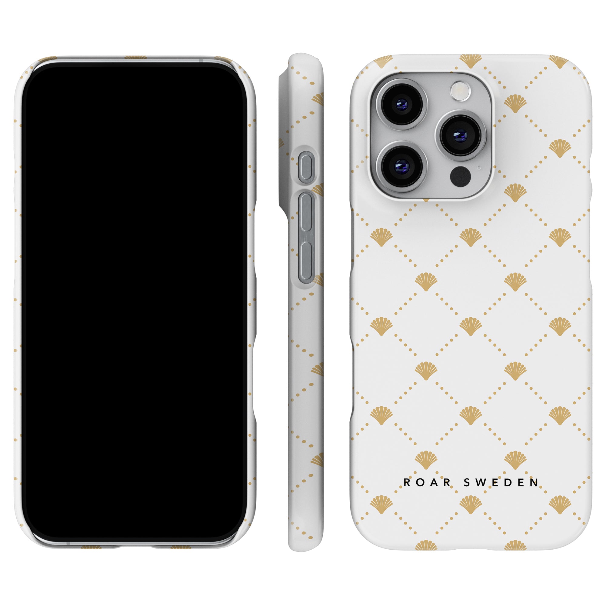 Produktnamn: Luxe Shells White - Slim Case - Ett telefonfodral i vitt och guld med en geometrisk skaldesign, en del av Ocean Collection. Visad från fram-, sid- och bakvinklar, har den tydligt texten "ROAR, SWEDEN." Detta eleganta fodral kombinerar sömlöst elegans och funktionalitet.