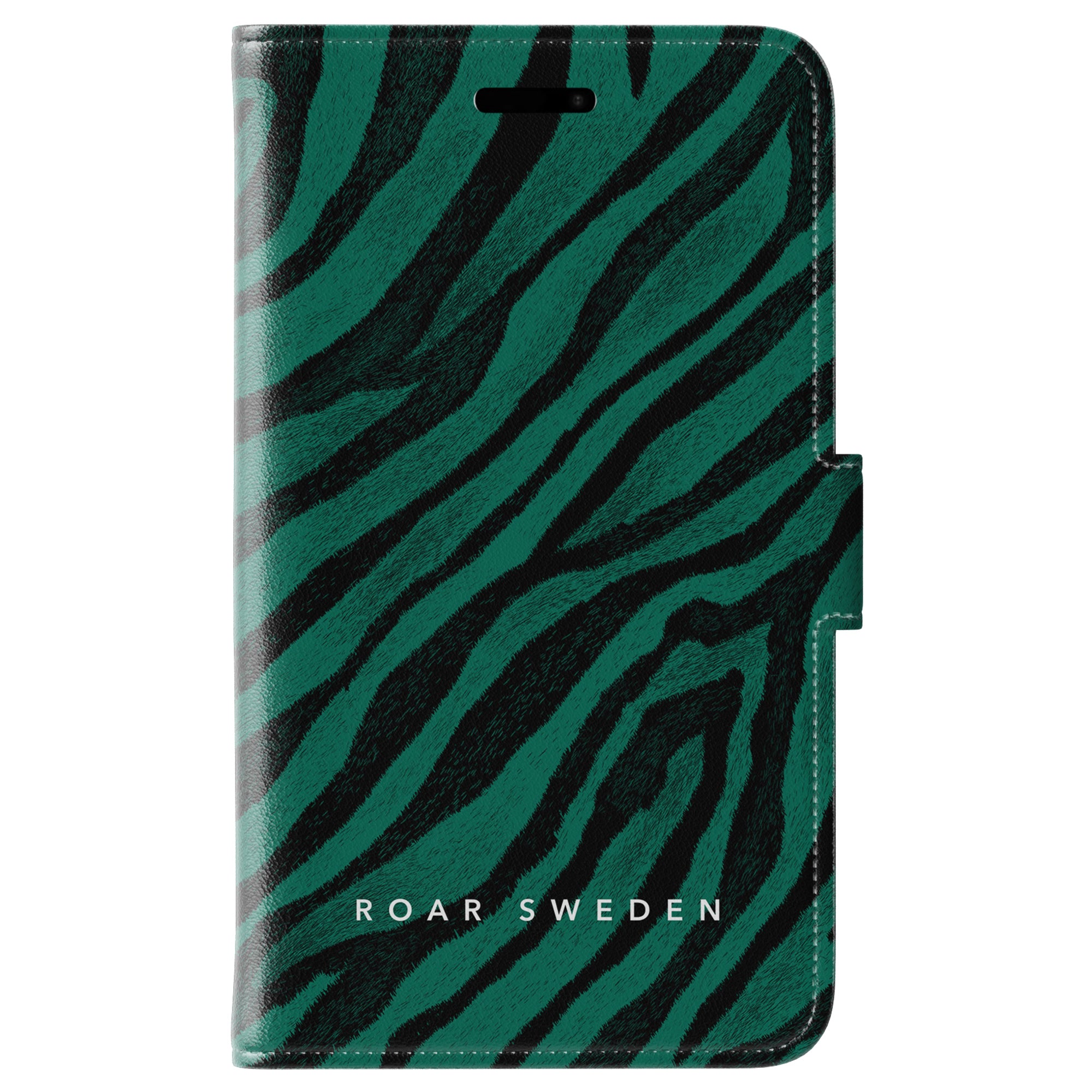 Vi presenterar Nala Wallet Case, ett elegant telefonfodral med ett smaragdgrönt svart och grönt zebramönster med "ROAR SWEDEN" stolt tryckt i botten.