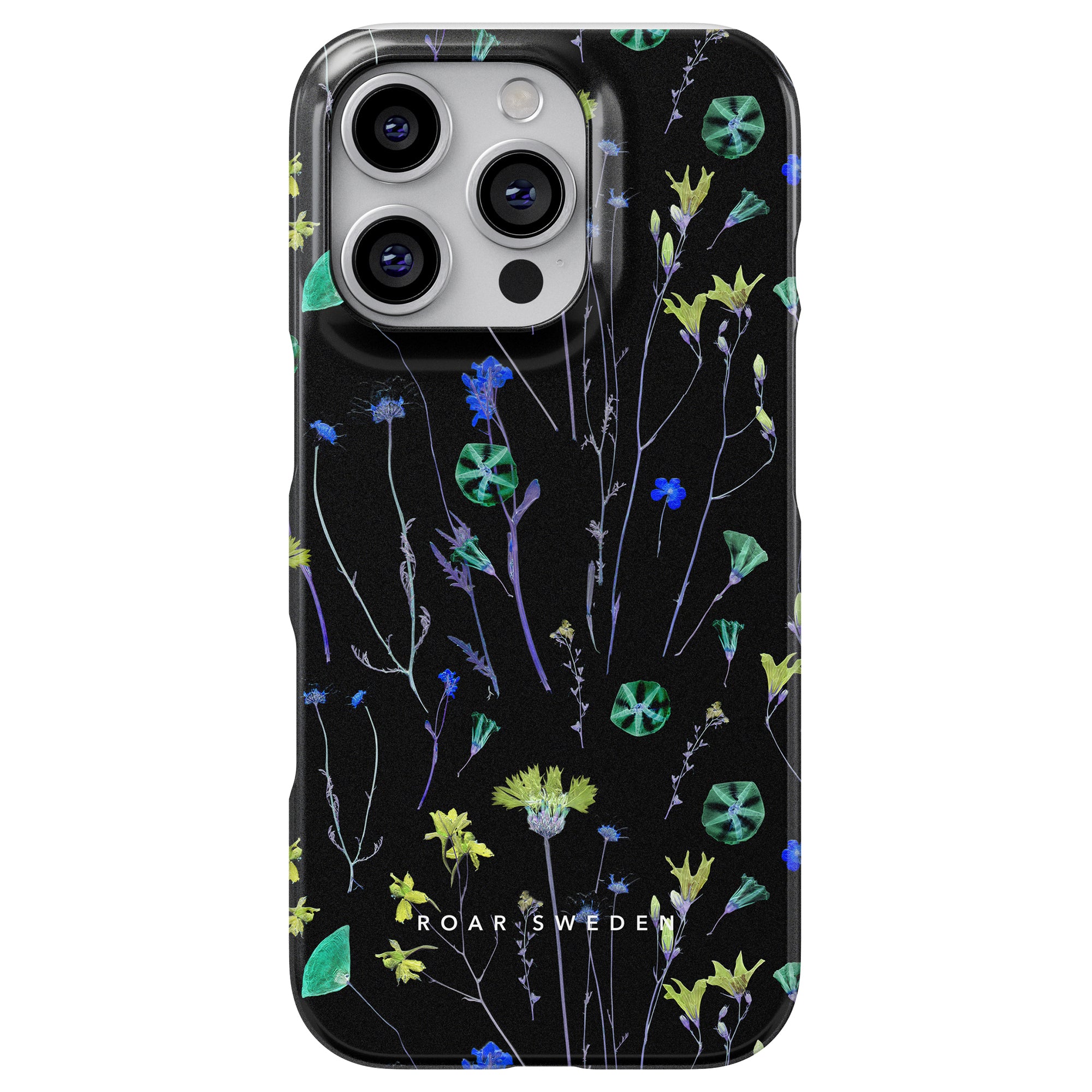 Ett smalt smartphonefodral från Night Plants Floral Collection visar upp ett svart blommönster med små blå, gröna och gula blommor och har "Roar Sweden" tryckt i botten.