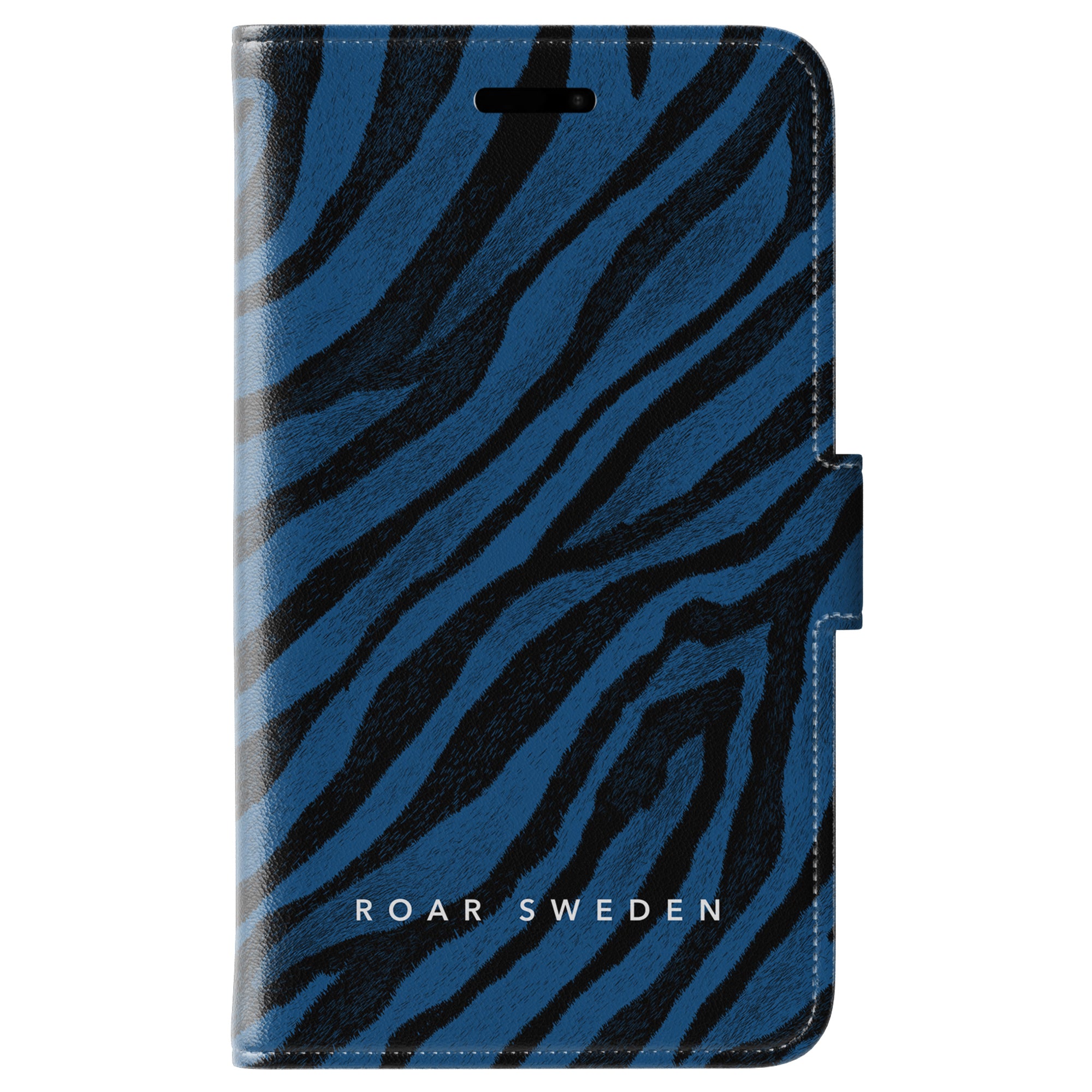 Blått och svart zebramönster telefonfodral med texten "ROAR SWEDEN" längst ner, Rani Wallet Case har en magnetisk stängning för säker stängning, kombinerar stil och funktionalitet utan ansträngning.