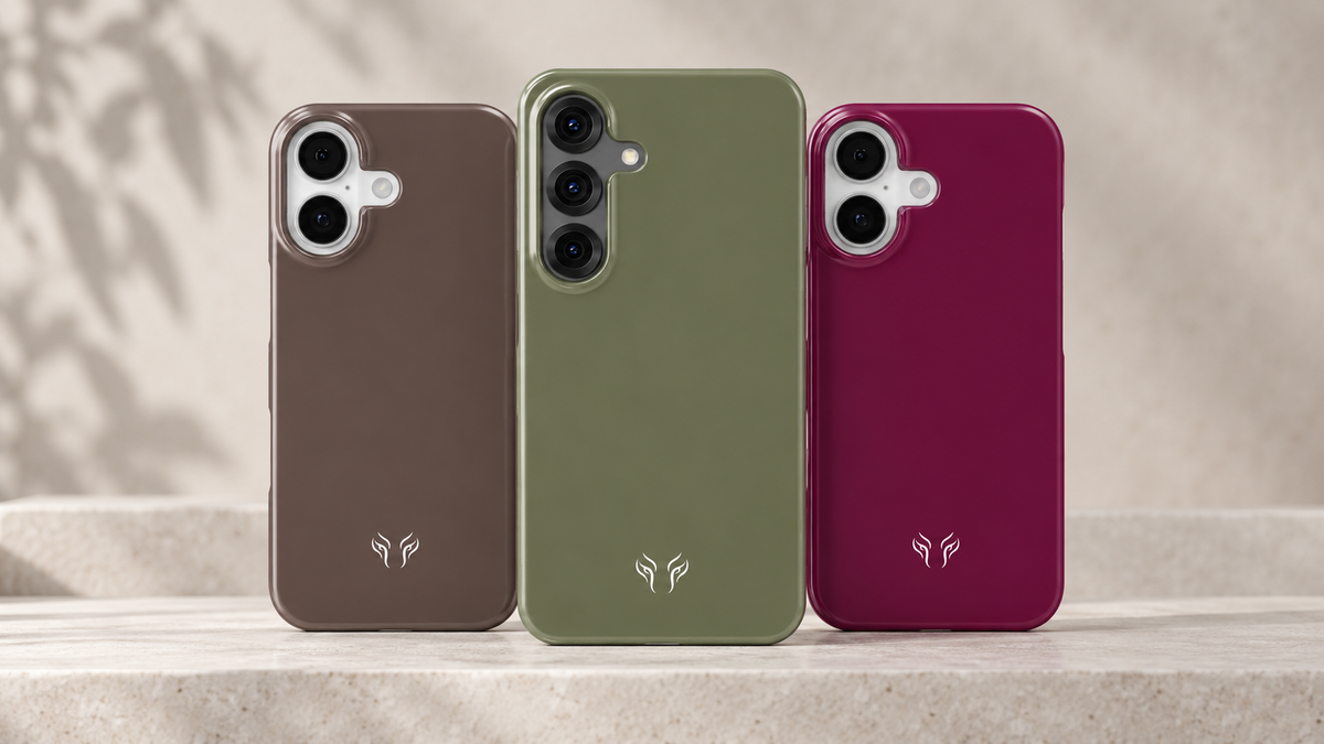 Cocoa och Burgundy iPhone-skal samt Moss Samsung Galaxy S25 – Roar Essentials