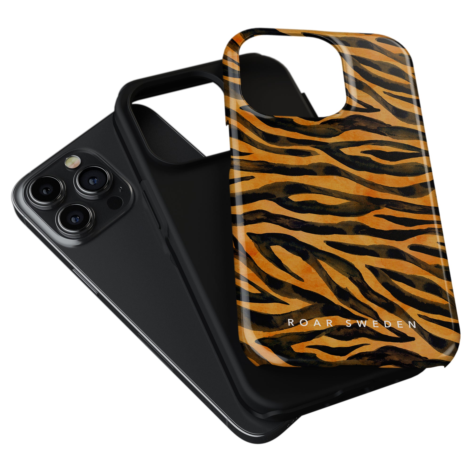 A smartphone with a triple-camera setup next to a Roar - Tough Case with the text "Roar mobilskalet".