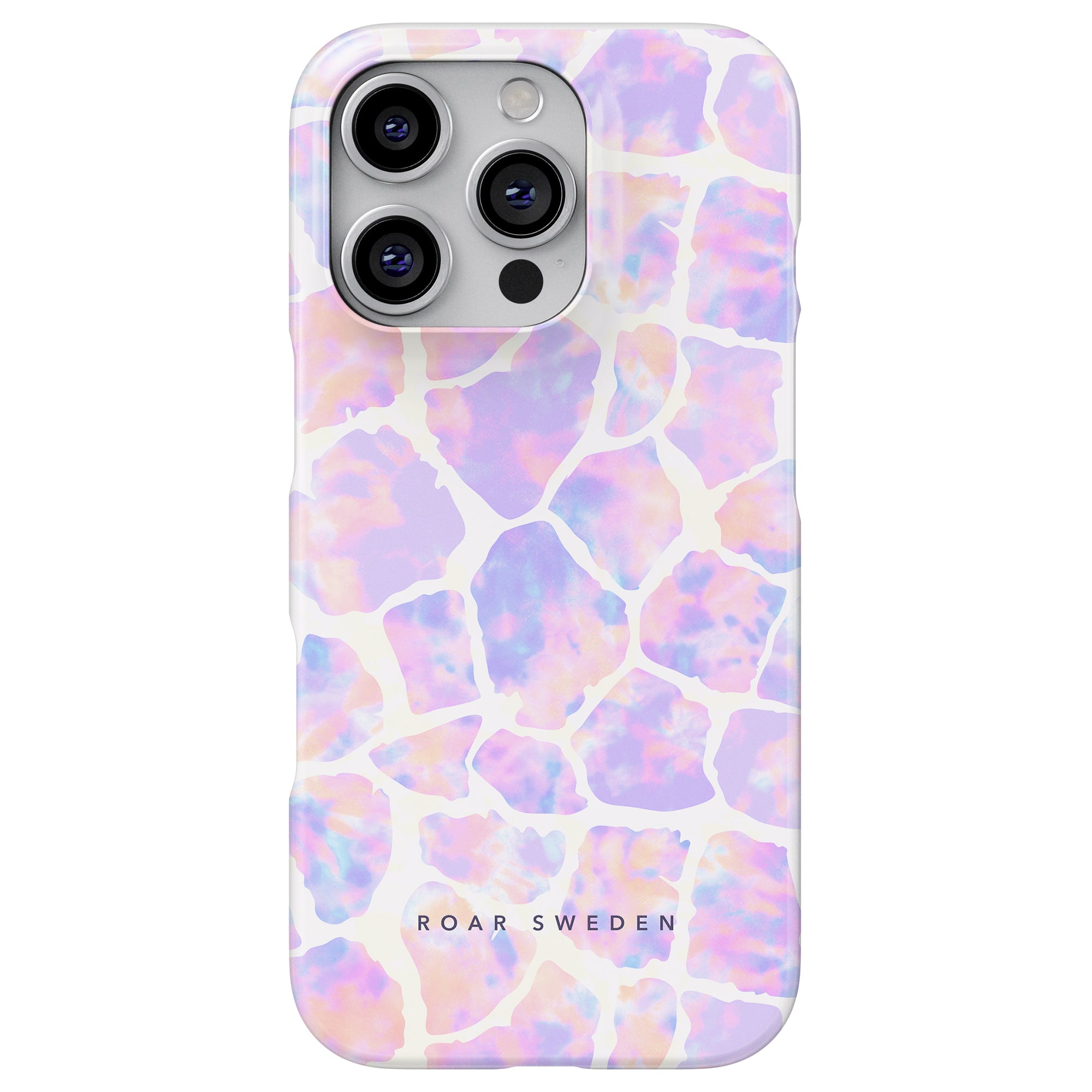 En smartphone prydd med ett Tie Dye Giraffe Slim-fodral, med ett abstrakt pastellmönster och "ROAR SWEDEN"-text – en elegant touch för fickan.